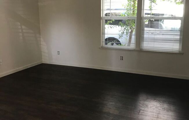 4 Bedroom Home Close to Gym and Shopping