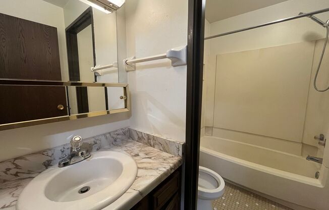 1 bed, 1 bath, $1,015, Unit 102