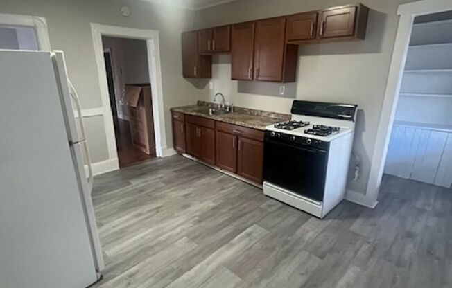 3 beds, 1 bath, $1,800, Unit 92 Woodside Unit #4R