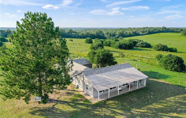 7 acres with 5 bed, 3 bath less than 25 minutes from town!