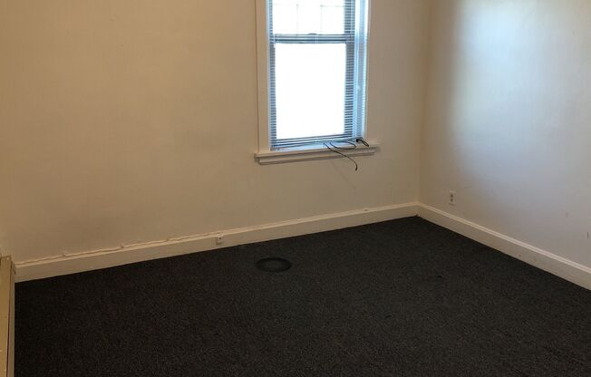 1 bed, 1 bath, $640, Unit R