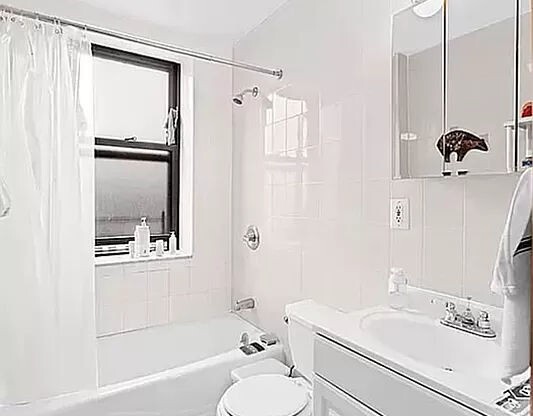 1 bed, 1 bath, 3 sqft, $2,700, Unit 4H