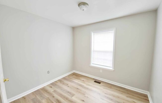 VERY SPACIOUS HOME! 4 Bedroom, 2 bathroom with laundry room
