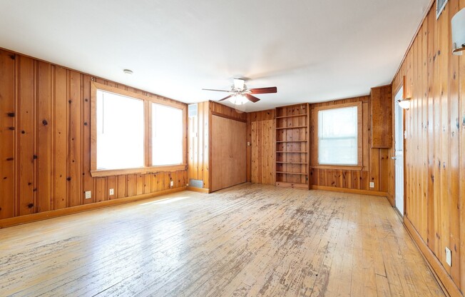 UT PRE-LEASE: 4 bed / 2 bath North Campus Home, Wood Floors, Spacious Rooms, Washer / Dryer, Backyard