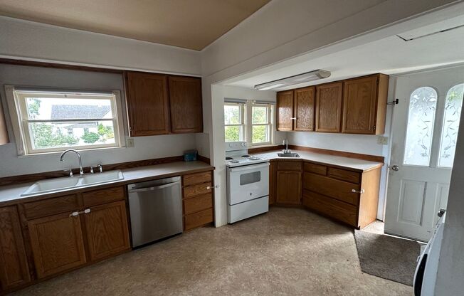 3 beds, 1 bath, $2,700