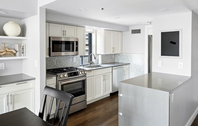 3 beds, 2 baths, 1,431 sqft, $7,950, Unit 1801