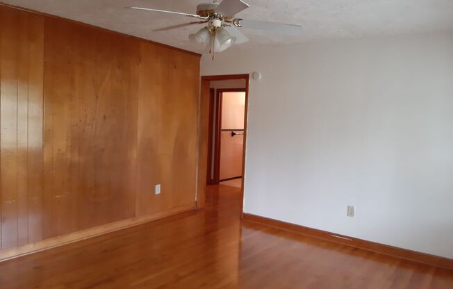 2 beds, 1 bath, 903 sqft, $1,290, Unit A-2
