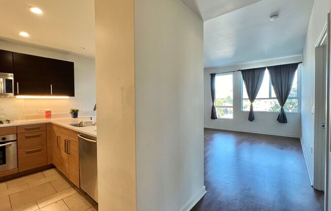 Urban living: Modern, stylish condo 2bd 2ba, and roof deck access w/ panoramic views of SF Bay