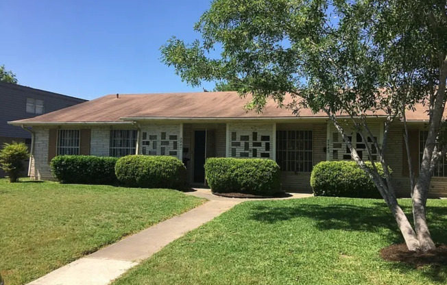 **MOVE-IN SPECIAL!** COMING SOON! 2 Bedroom / 1 Bath Home South Side Lions Park!