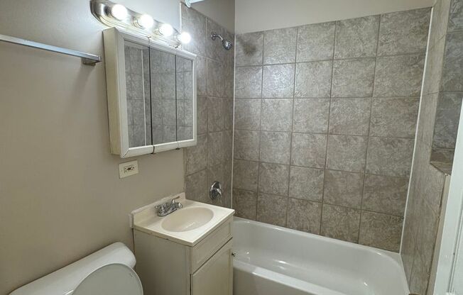 1 bed, 1 bath, $1,000, Unit 4850 #G1