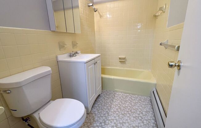 1 bed, 1 bath, $1,300, Unit B-7