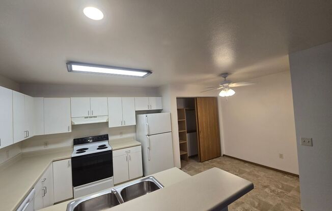 2 beds, 1 bath, 850 sqft, $1,259, Unit PL   7612