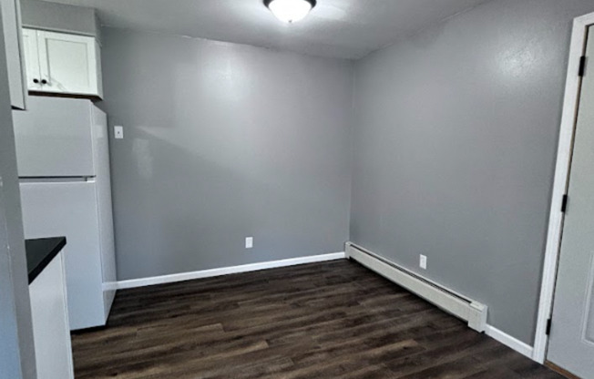 2 beds, 1 bath, $1,050, Unit 111