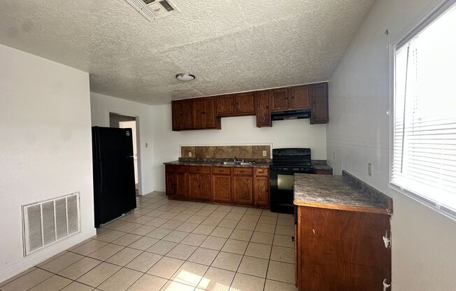 3 beds, 2 baths, $900