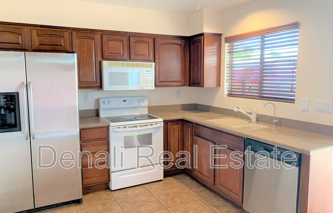 933 E LDG DR