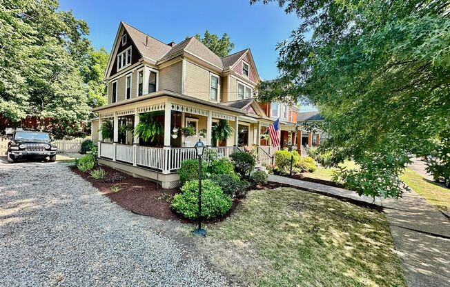 516 Fourth Street 1.2 miles to CC, 4 Bed 2.5 Bath