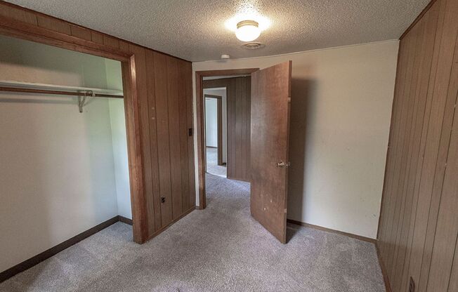 3 beds, 1 bath, $1,295, Unit B