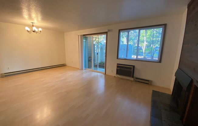 2 Bedroom Lake Oswego Condo! Water, sewer, garbage and gas paid!!!