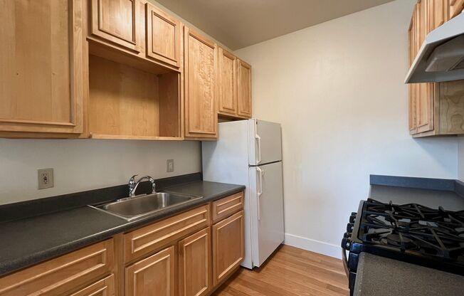 2 beds, 1 bath, $2,600