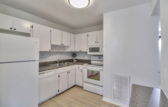 2 beds, 1 bath, $1,295, Unit # B 33