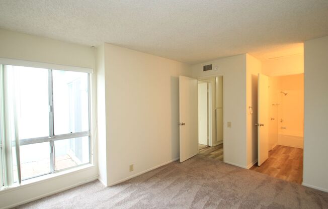 2 beds, 1 bath, $2,700