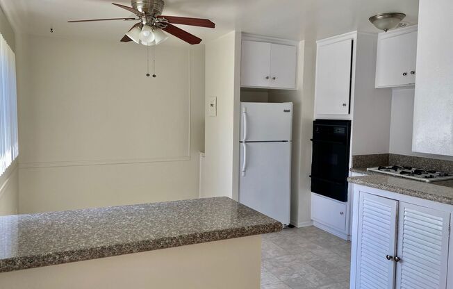 Spacious 2B/1.5B unit located adjacent to Beverly Hills! MOVE IN READY!