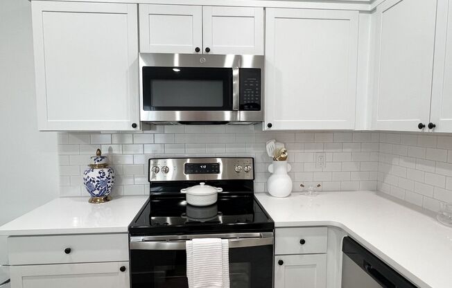 3 beds, 2.5 baths, 1,460 sqft, $1,595, Unit 326 Hummingbird Lane