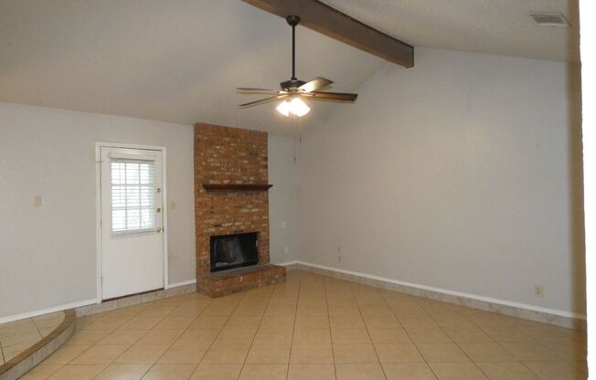 Clean & move in ready 3/2/1 duplex/townhouse in Saginaw! 325 Asbury Drive, Saginaw, TX 76179