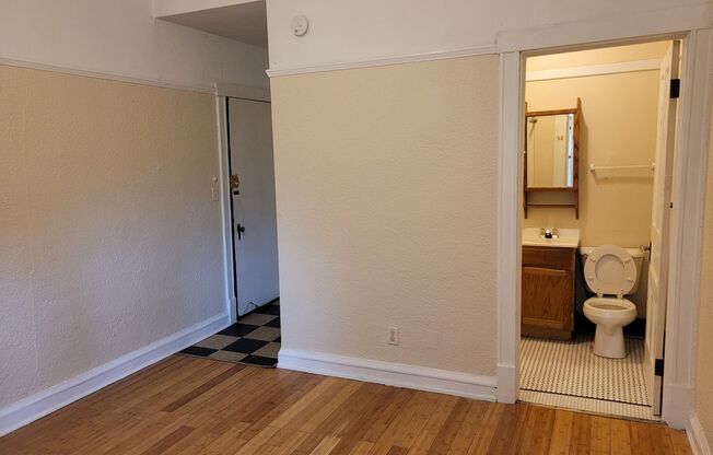 1 bed, 1 bath, $995, Unit 18