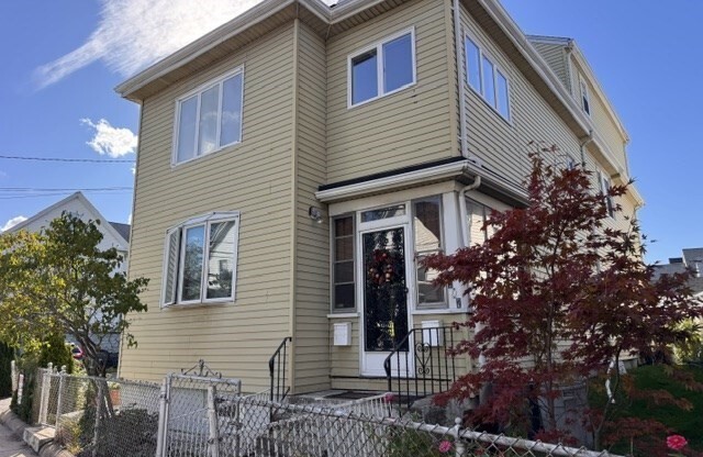 3 beds, 2 baths, 2,000 sqft, $3,150, Unit 2