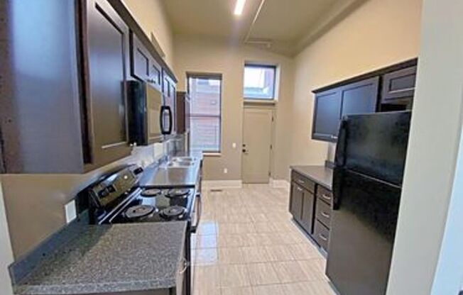 1 bed, 1 bath, 1,043 sqft, $1,250, Unit 911