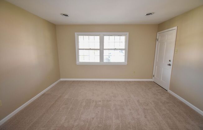 3 beds, 1.5 baths, $1,000, Unit Apt D