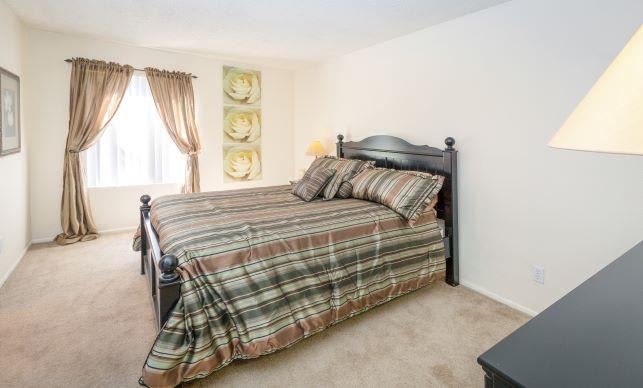 Spacious Bedroom With Comfortable Bed at Glen Oaks Apartments, Arizona