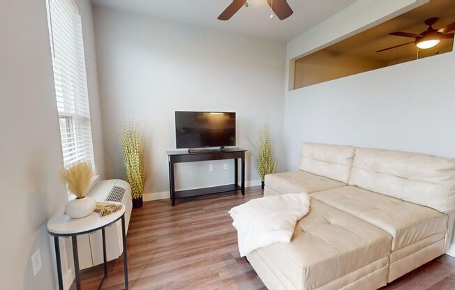 Studio, 1 bath, 595 sqft, $1,335, Unit 323