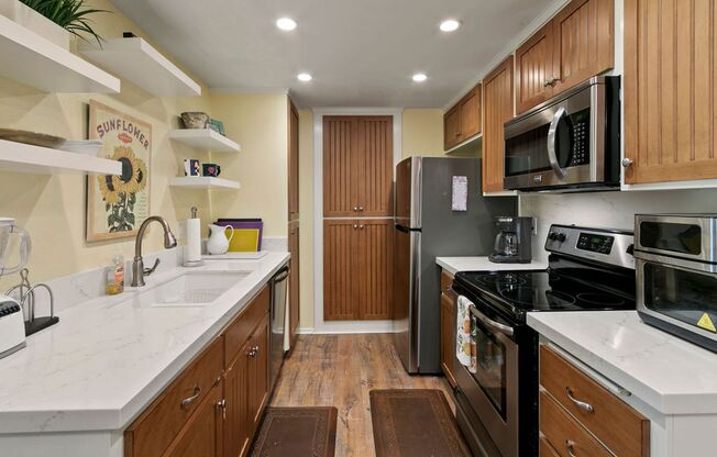 Furnished Ground-Level Beach Condo!