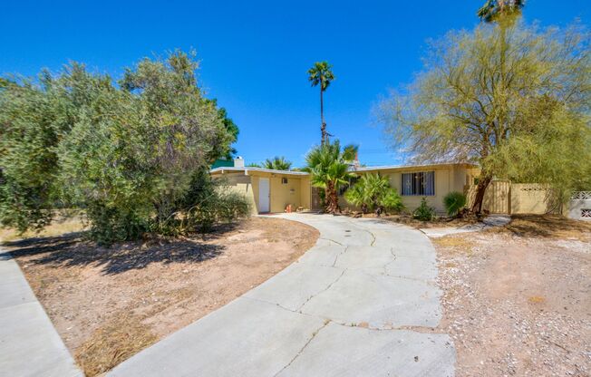 SPARKLING POOL! 4 BEDROOM