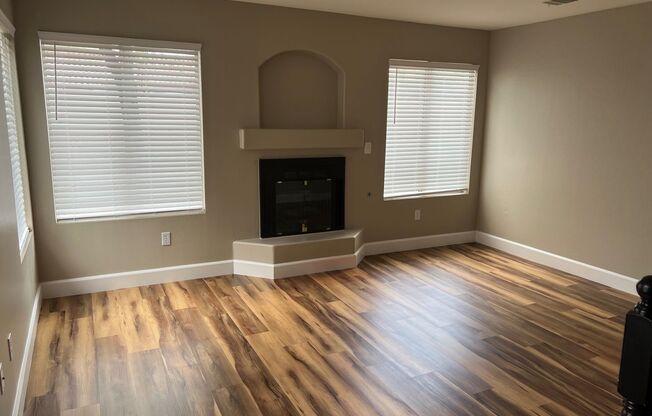 GORGEOUS TOWNHOME FOR IMMEDIATE MOVE-IN