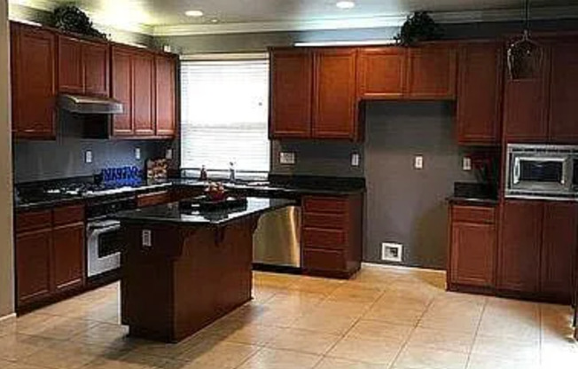 Beautiful Natomas 3/2.5 w/Bonus!  Please read entire ad for viewings!