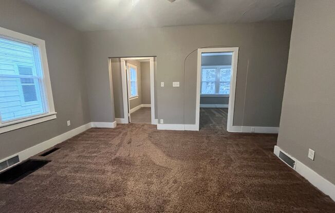 2 beds, 1 bath, 996 sqft, $875