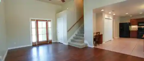 2102 Laura Ct