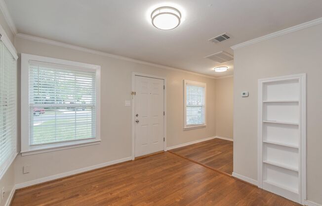 Recently updated 2-bedroom duplex in the desirable Ridglea area.