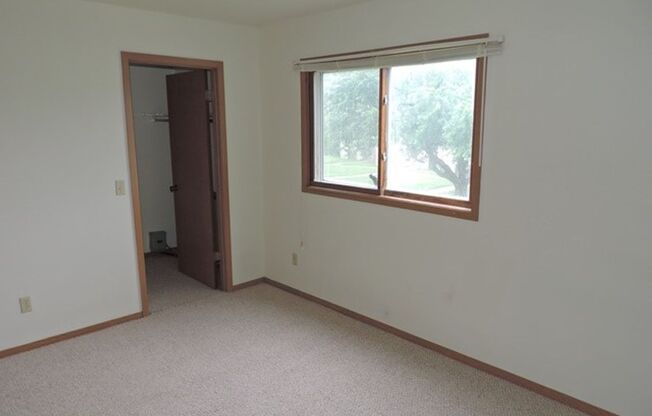 2 beds, 1 bath, $1,100