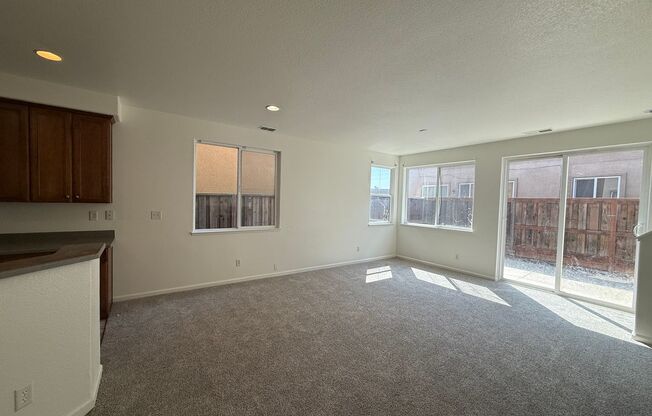 2-story 4bed 2.5bath home available in North Natomas