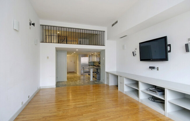 372 5 AVE