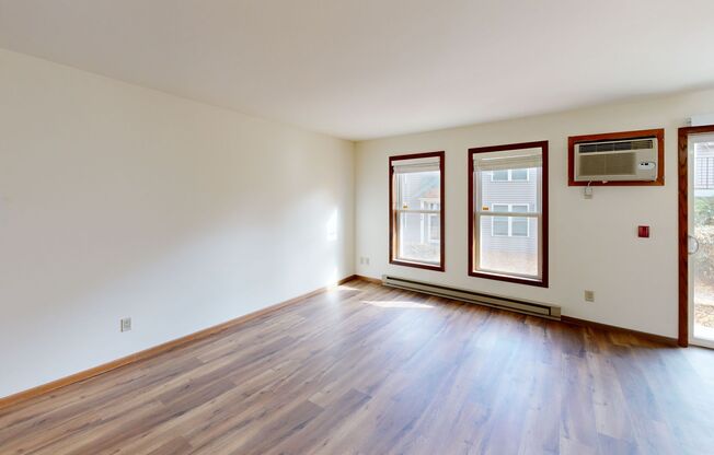 2 beds, 2 baths, 950 sqft, $1,795, Unit 7670CA