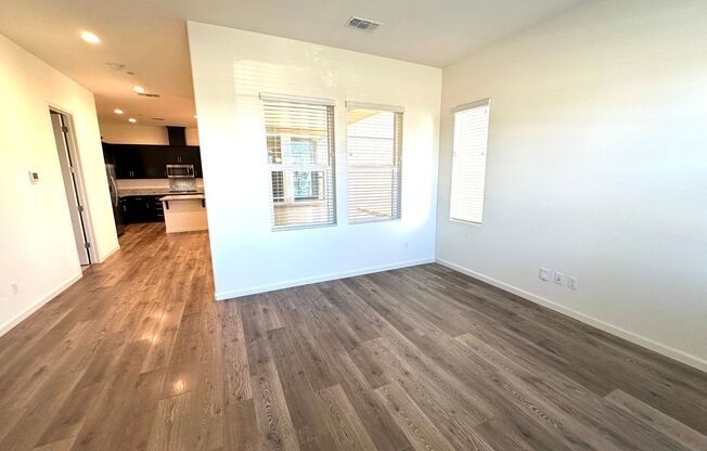 Natomas 3 Bedroom Home with a loft for rent!