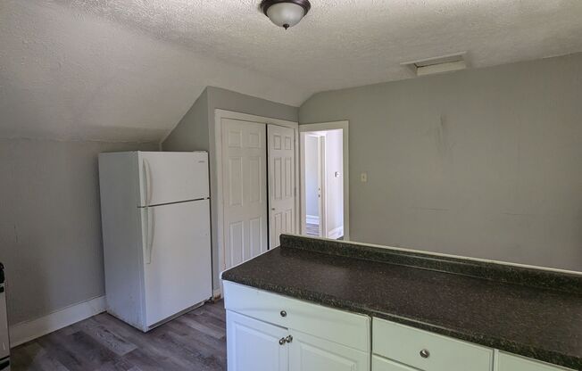 3 beds, 1 bath, $1,200, Unit Unit B