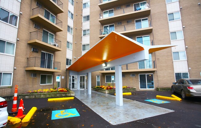 1 bed, 1 bath, 650 sqft, $999, Unit 702-R