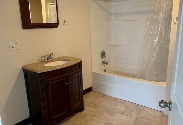 Studio, 1 bath, 700 sqft, $525, Unit Apt 101