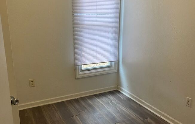 3 beds, 1 bath, $1,300